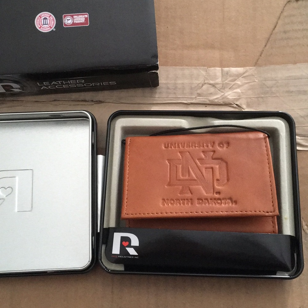 UND trifold leather wallet